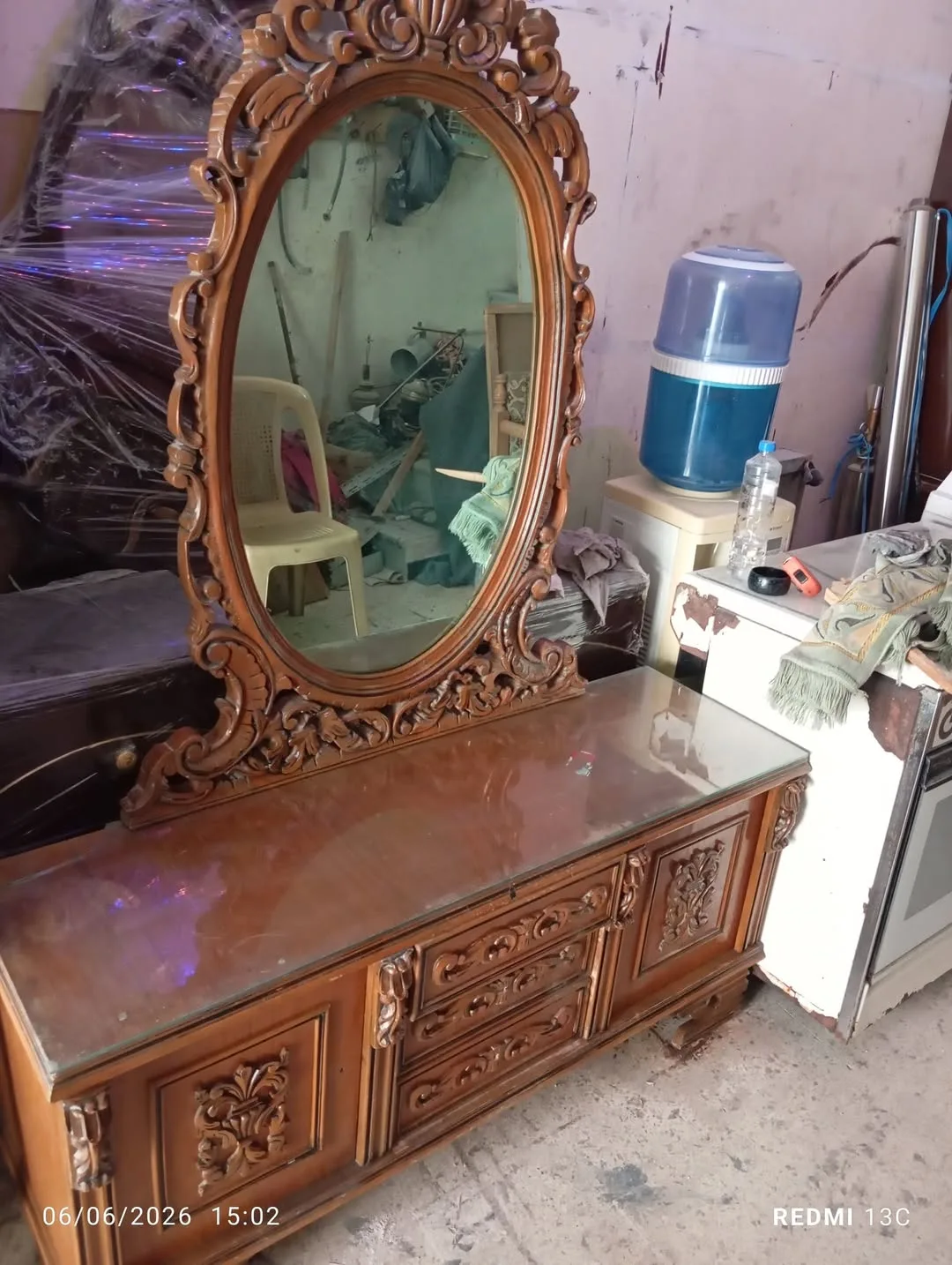 غرفة نوم خشب زان مع مرآة وطاولة