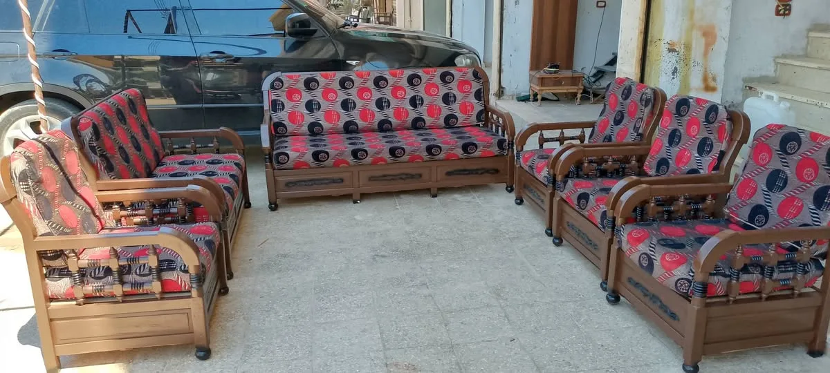 طقم كنبايات خشب زان بحالة ممتازة للبيع