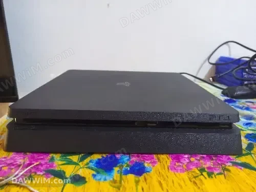 بلايستيشن 4 سليم شبه جديدة مع 5 سيديات وإكسسوارات أصلية