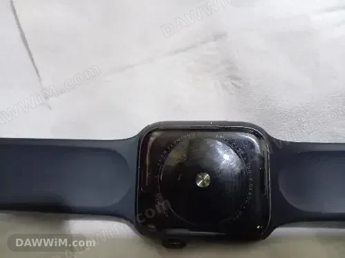 ساعة Apple Watch SE مقاس 44 مم GPS لون أسود مع الشاحن