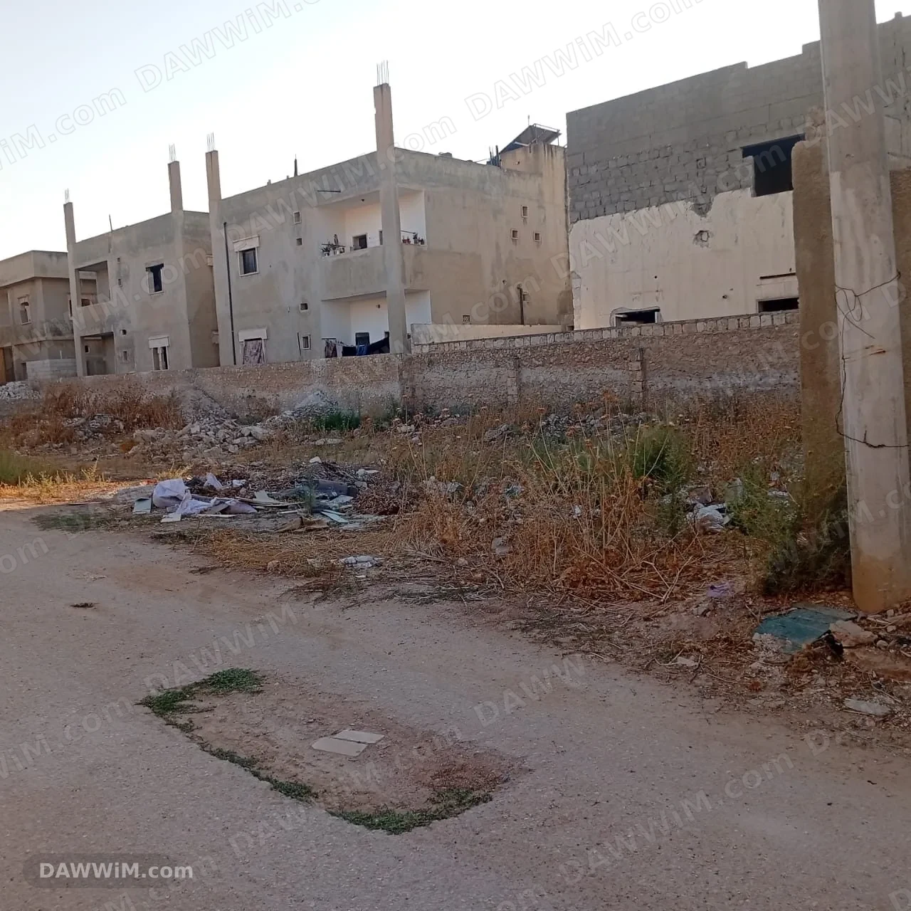أرض للبيع في منطقة سكنية بموقع جيد