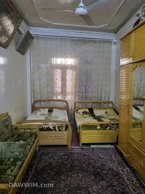 غرفة نوم للبيع مؤلفة من سريرين وخزانة وصوفاية
