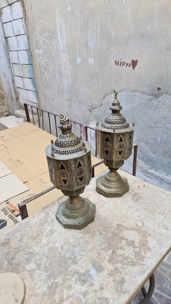 ساعة قديمة مع فوانيس رمضان للبيع