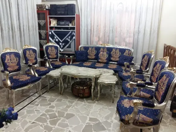 غرفة ضيوف كحلي مع طاولات مرمر