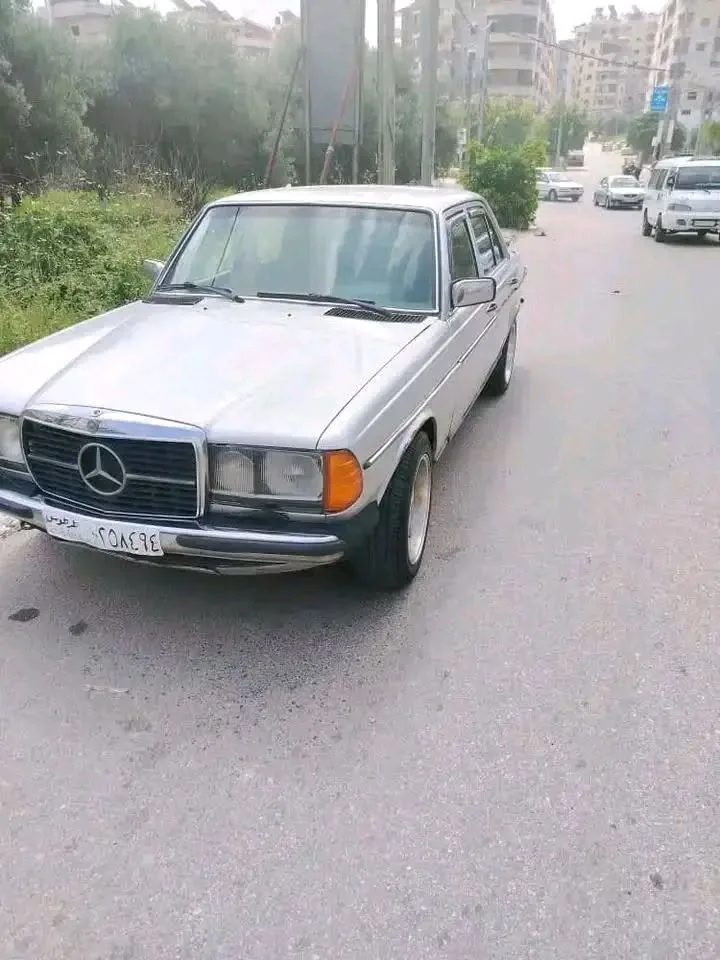 مرسيدس 230 موديل 1977 للبيع