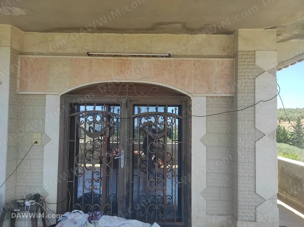 أرض زراعية للبيع مع منزل ومدجنة ومستودعات في القنجرة