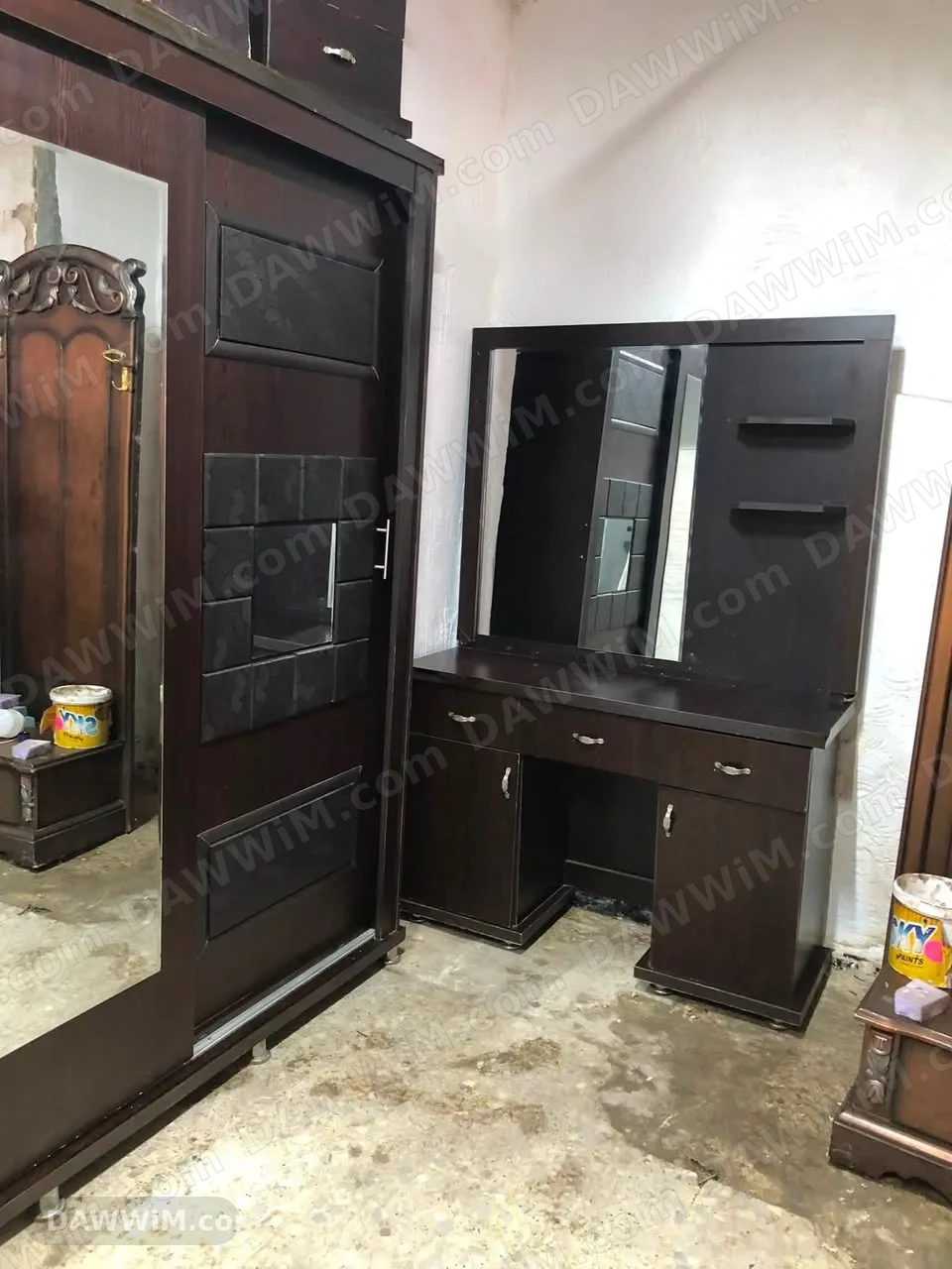 للبيع غرفة نوم كاملة مع تسريحة وخزائن جانبية