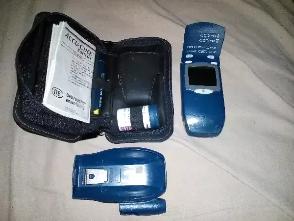 جهاز فحص السكر Accu-Chek Active مع حقيبة جلدية وحامل خصر