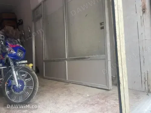 واجهة محل ألمنيوم جاهزة للتركيب مع باب يسار
