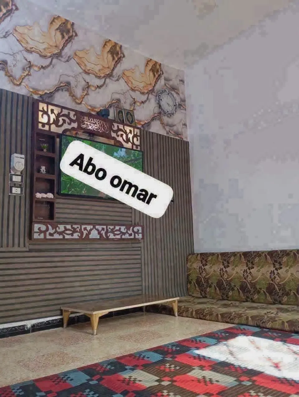 ديكور شاشة مع إضاءة ورفوف جانبية