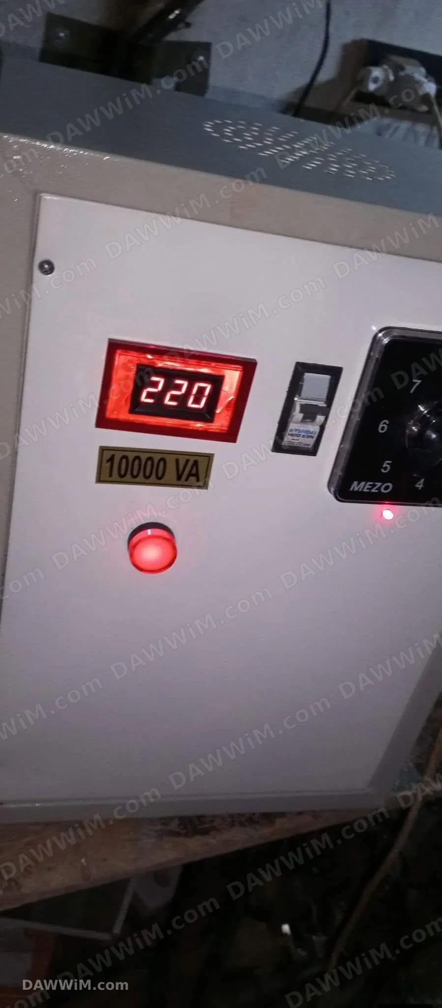 منظم كهرباء 10000 VA يرفع من 60 إلى 220 للبيع