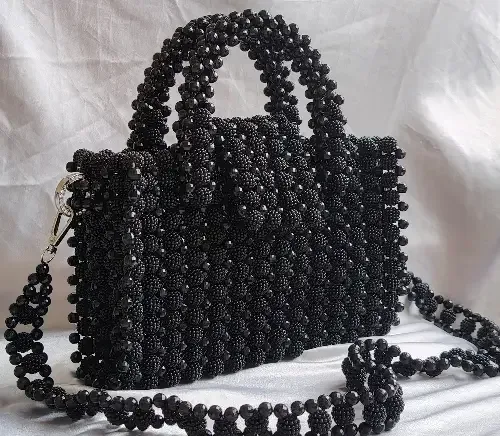 حقيبة يد سوداء من حبّ التوت مع كريستال أكريليك