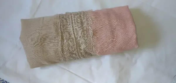 ملفح جديد باللون البيج والوردي