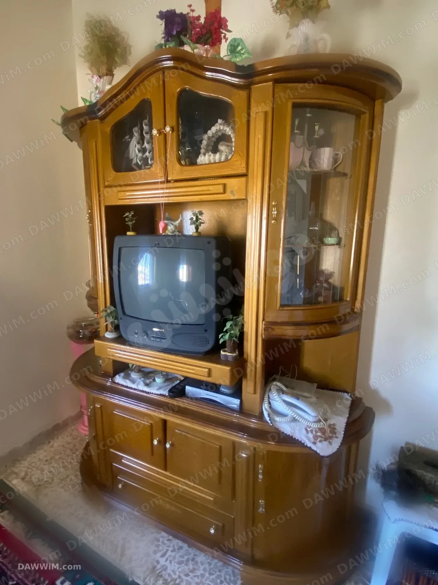 فاترينة خشب للتلفزيون مع تلفزيون ورسيفر