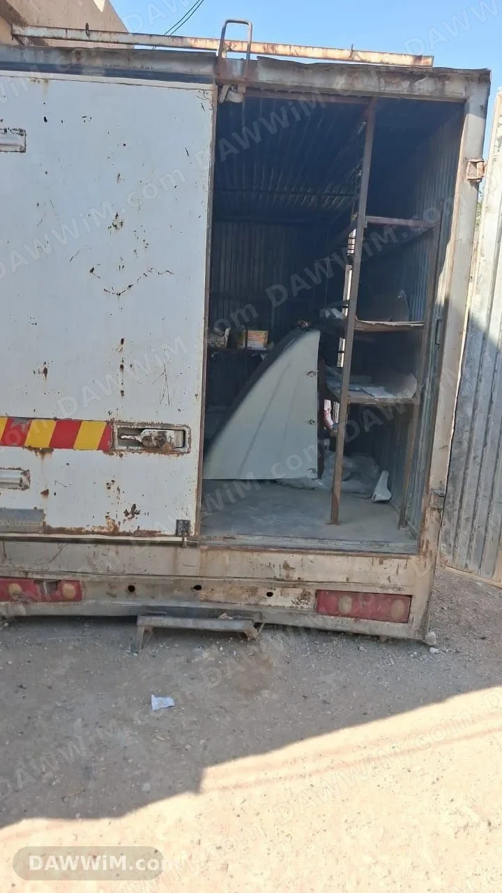 حاوية حديدية مستعملة (براكية) مع رفوف