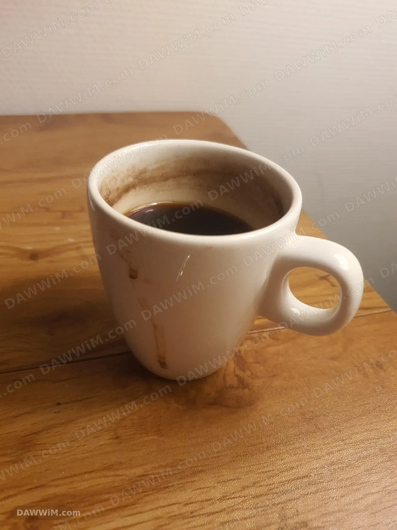 فنجان قهوة صغير من السيراميك