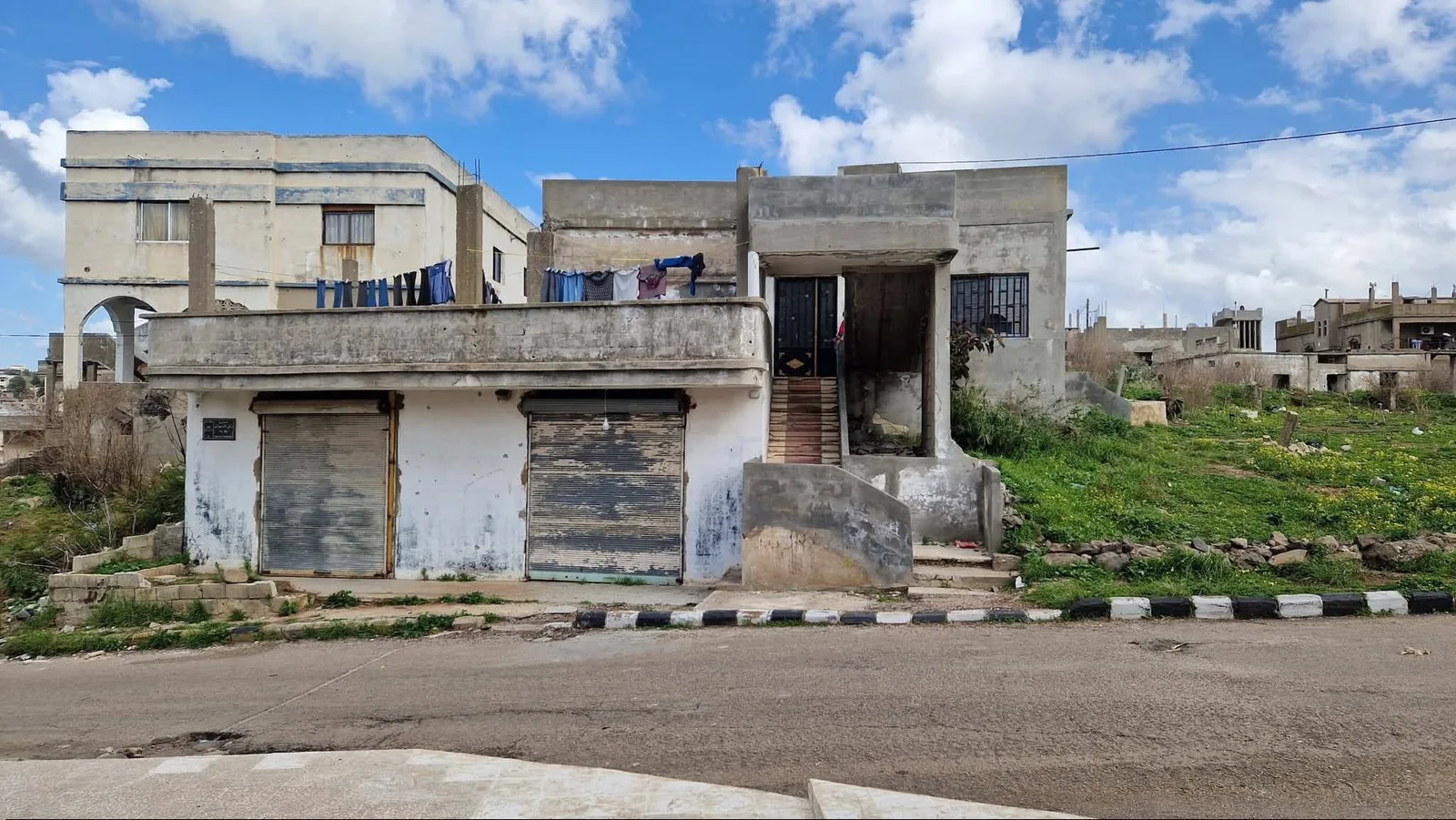 بيت مع أرض ومحلات للبيع في تلكلخ