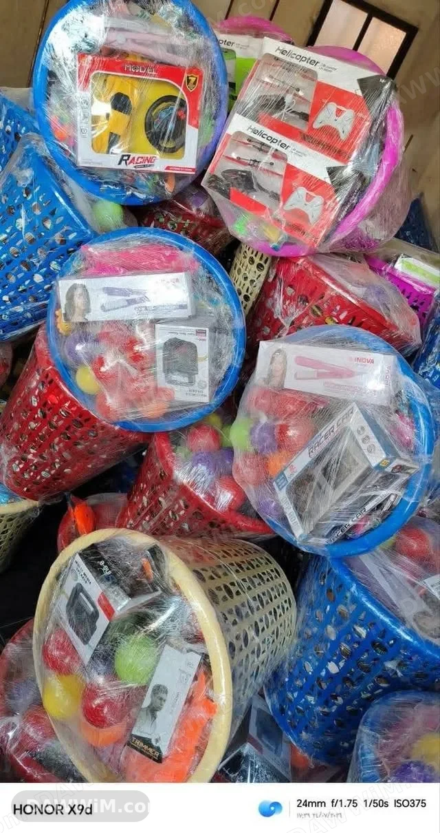 سلال هدايا وبضائع متنوعة مع عروض مميزة
