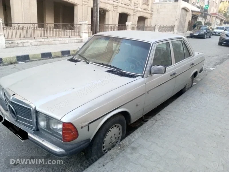 سيارة مرسيدس E200 موديل 1982 مستعملة للبيع