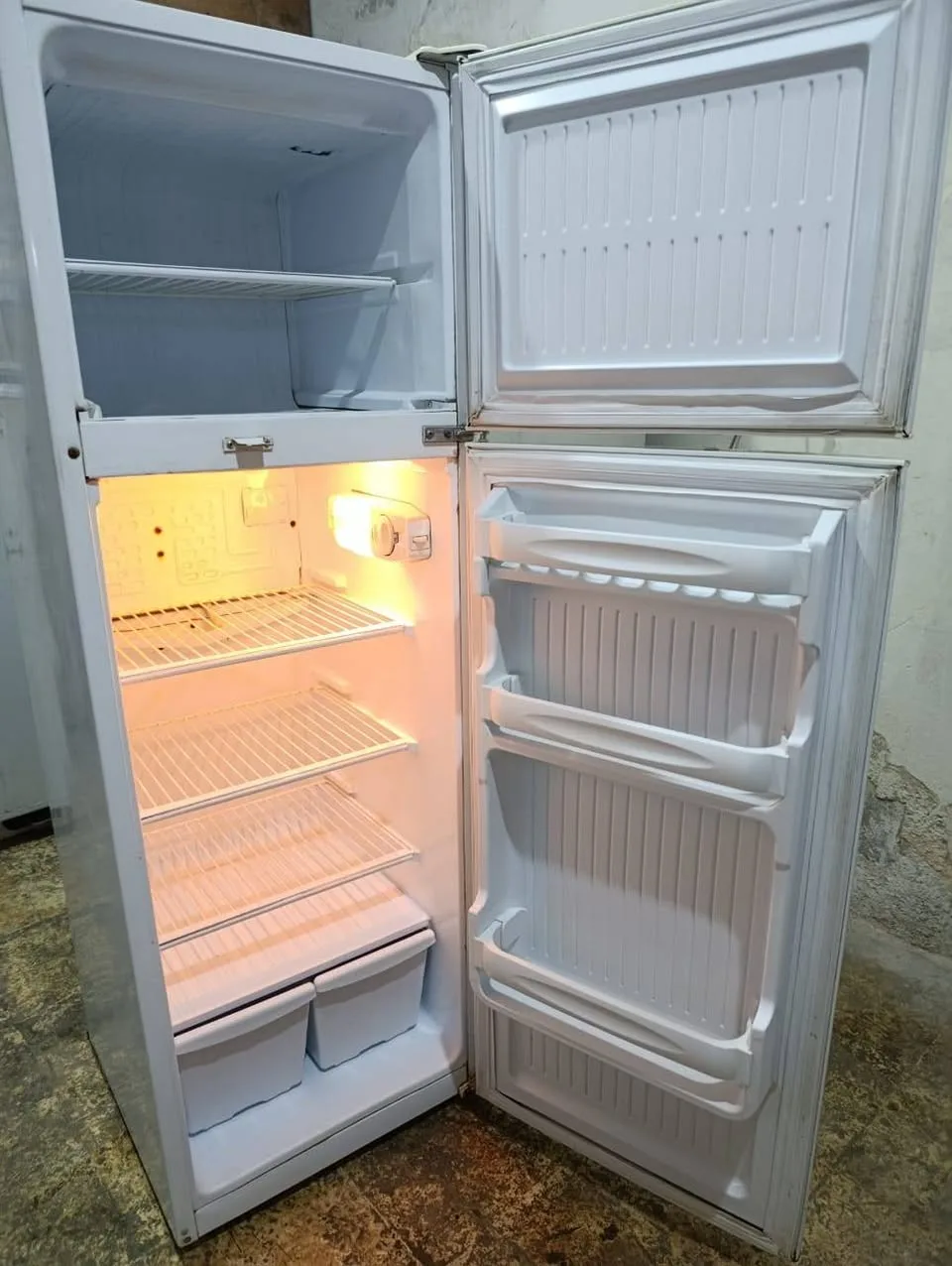 براد الحافظ 14 قدم للبيع بحالة جيدة