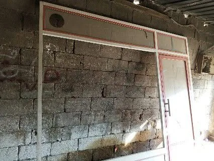 واجهة محل عرض بلورا كبيرة للبيع