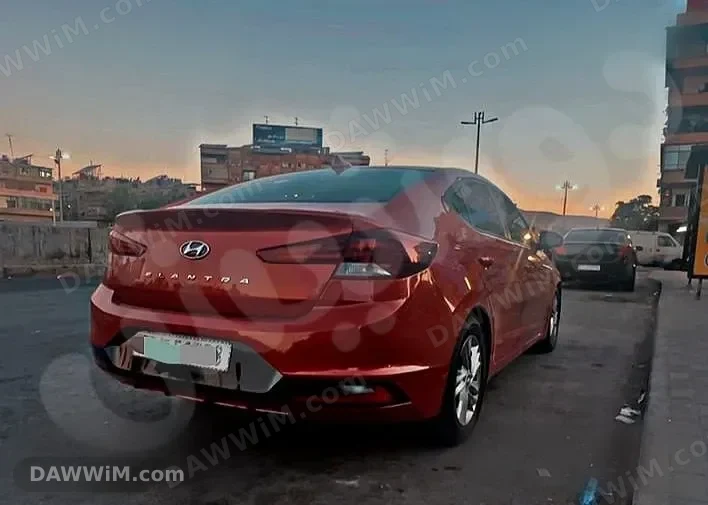 إيجار هيونداي إلنترا 2018 أوتوماتيك - أحمر