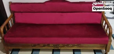 طقم كنبايات مستعمل بحالة ممتازة - كنبة بنية وكنبة خشب زان مخمل أحمر