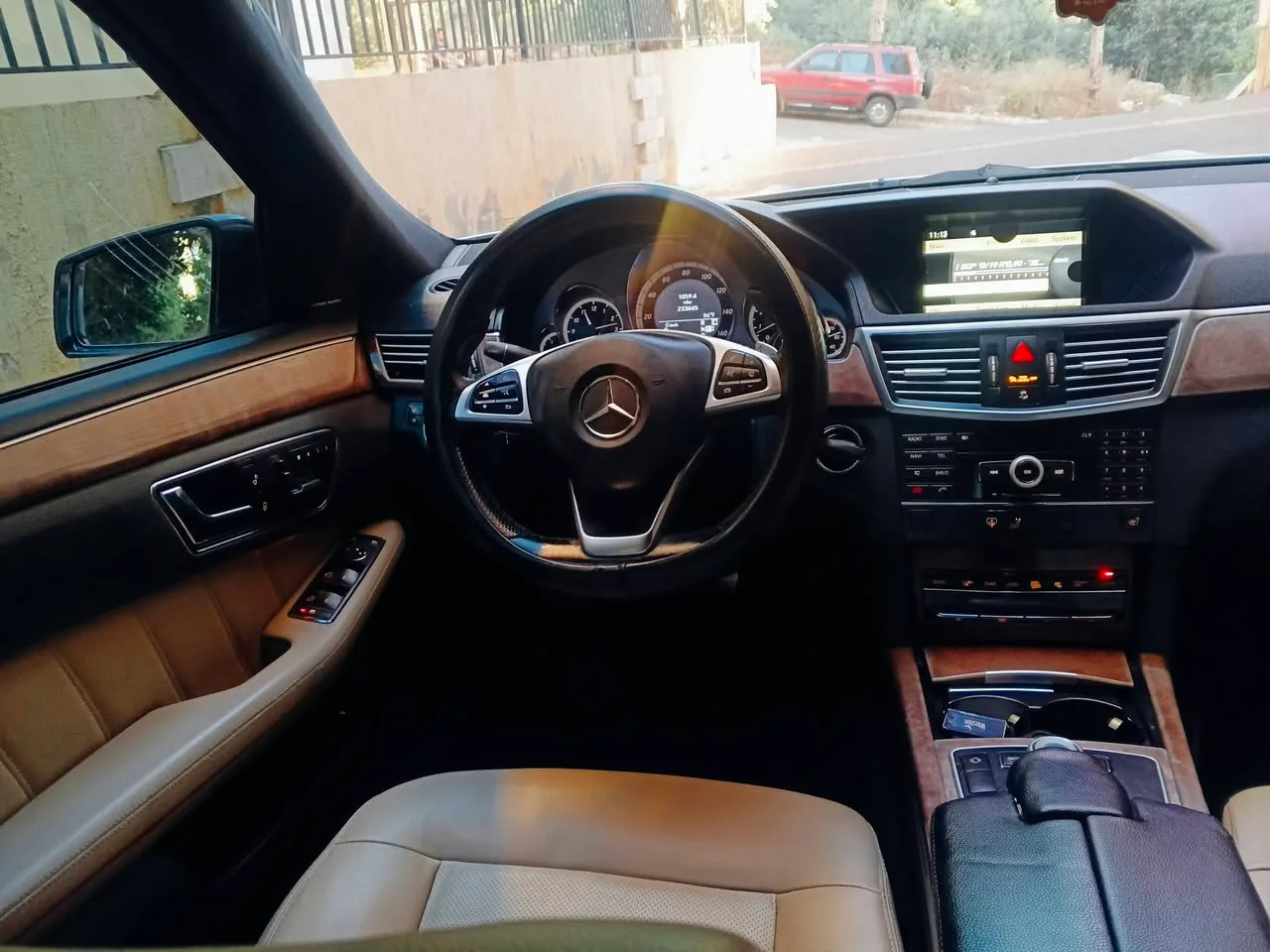 مرسيدس E350 موديل 2011 بحالة نظيفة ومواصفات كاملة