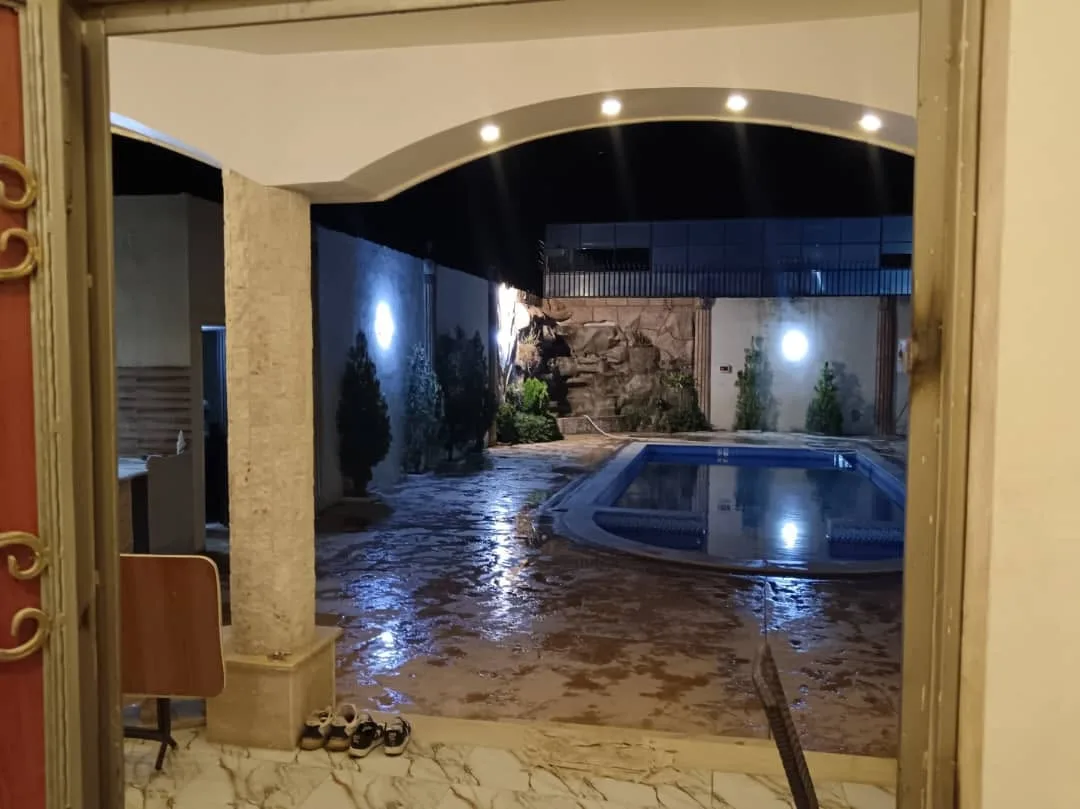 فيلا راقية للبيع مع مسبح في طريق المطار – الجسر الرابع