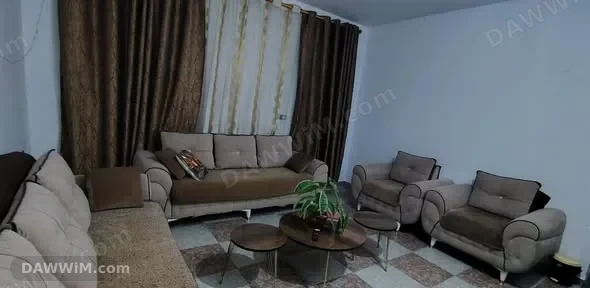 غرفة ضيوف نضيفة مع الطاولات للبيع