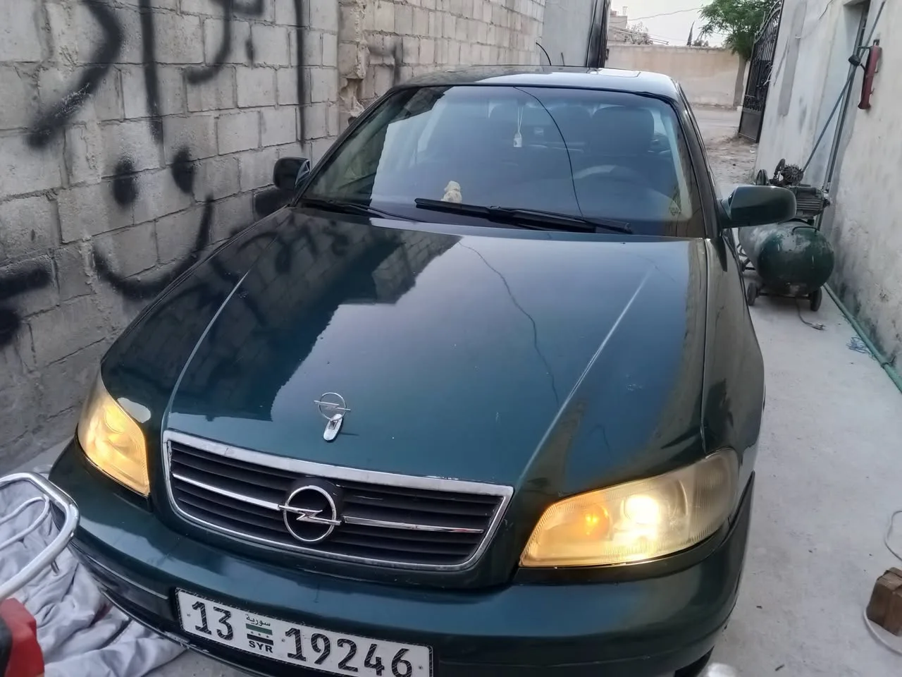 سيارة أوبل أوميغا بحالة جيدة ومواصفات كاملة