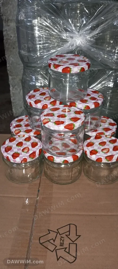 مطربان زجاج 330 مل بغطاء فراولة