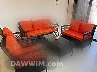 طقم رتان جديد مع طاولة زجاجية