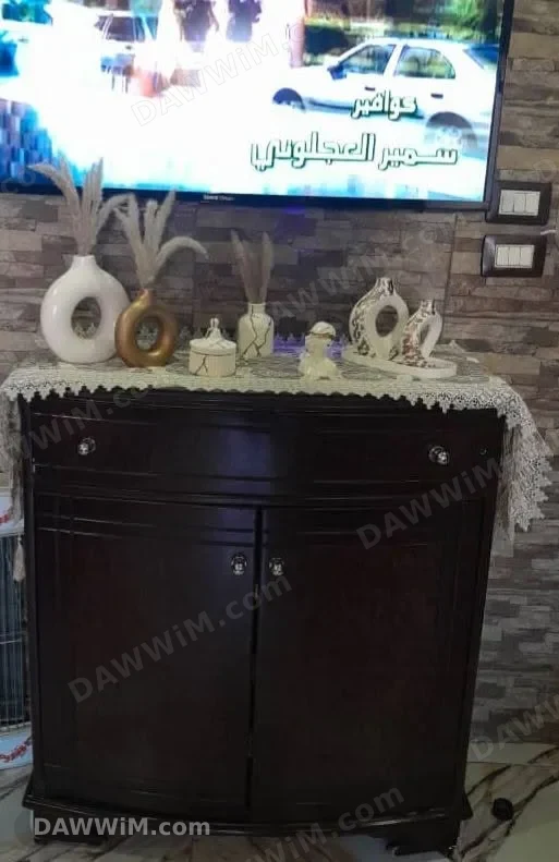 طاولة أحذية خشبية مستعملة ونظيفة