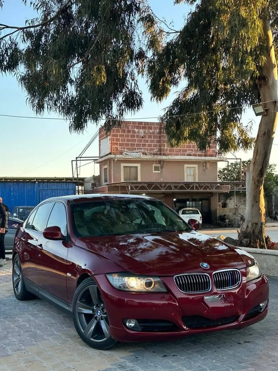 بي إم دبليو 320i موديل 2011 للبيع