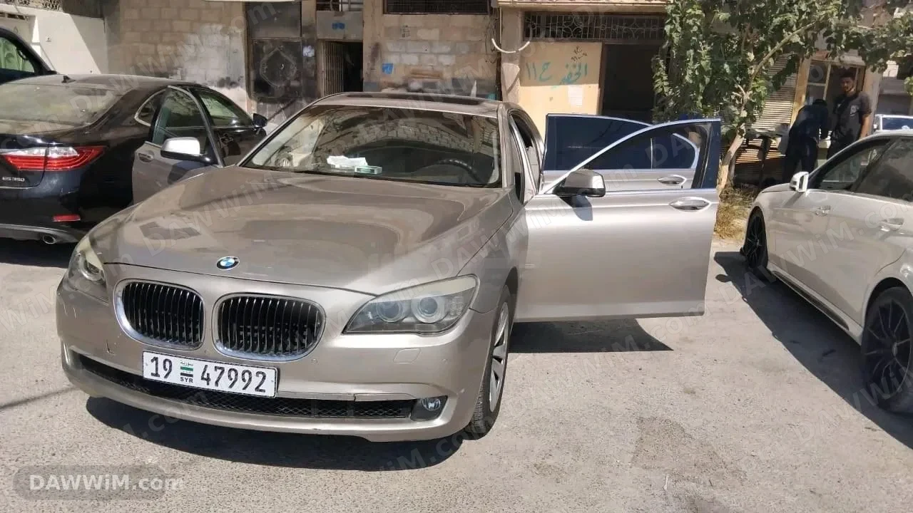 سيارة بي إم دبليو 730 موديل 2012