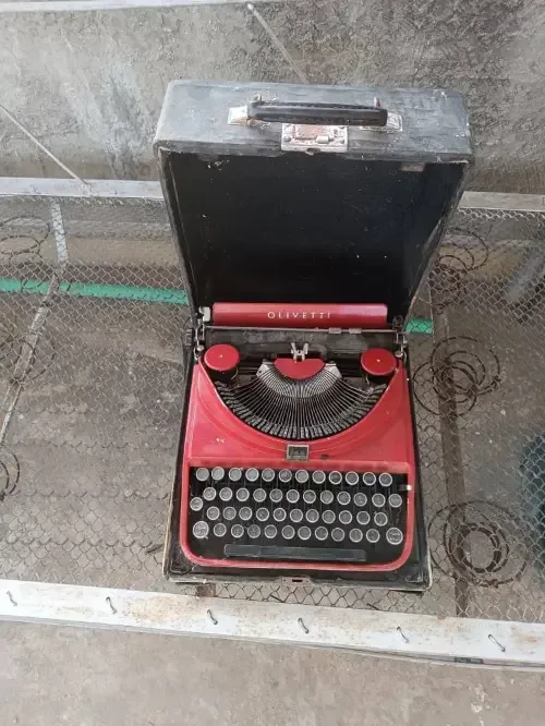 آلة كاتبة أثرية نادرة Olivetti MP1 Ico مع صندوق خشبي أصلي