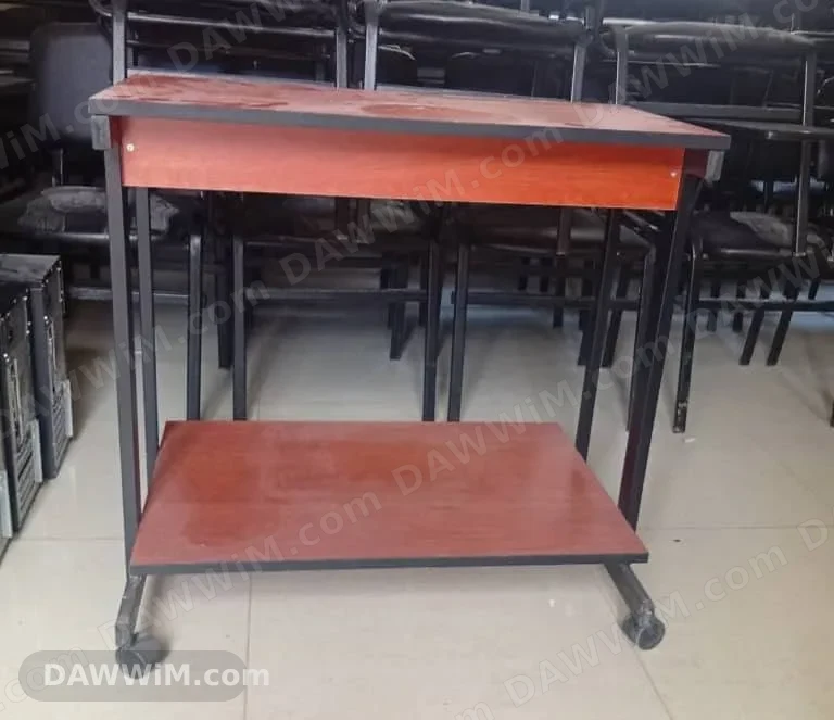 طاولات كمبيوتر عدد 7 بحالة ممتازة للبيع