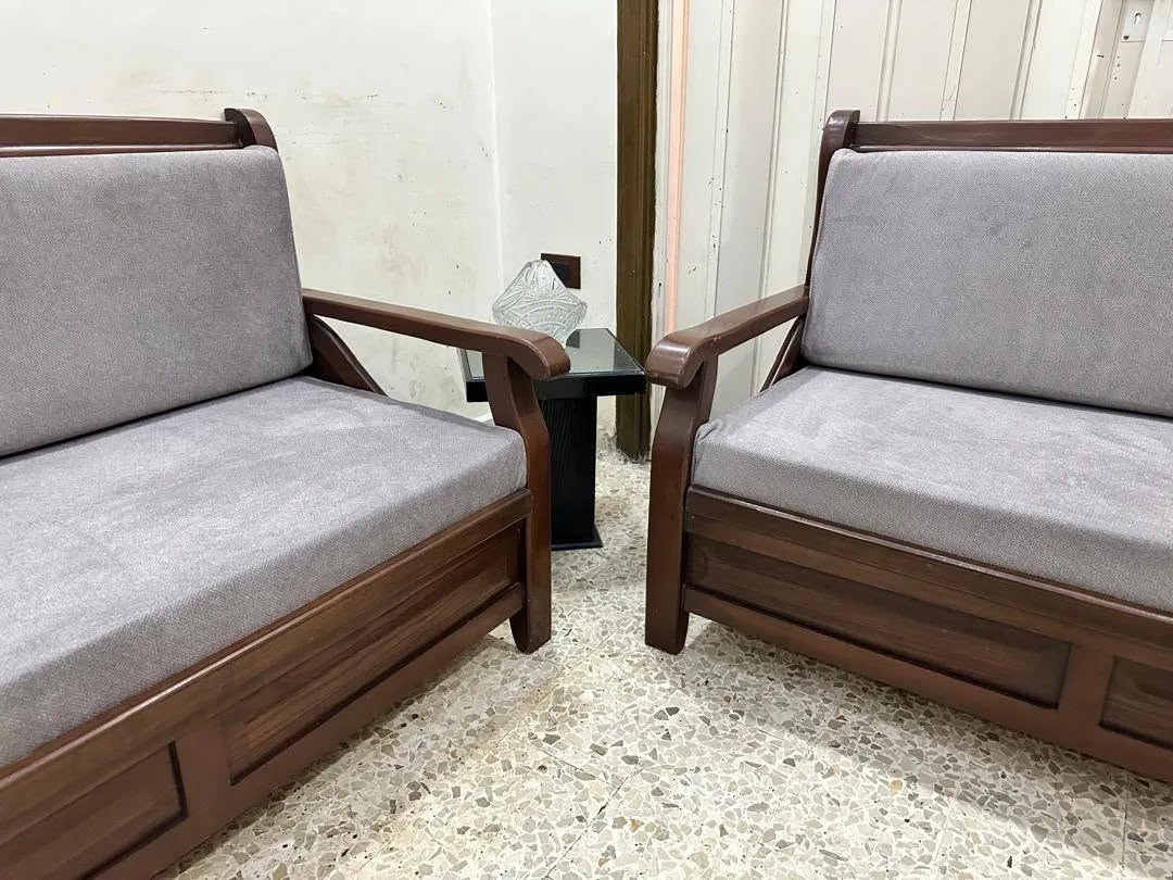 للبيع صوفايتين خشب زان قابلة للتحول إلى تخت