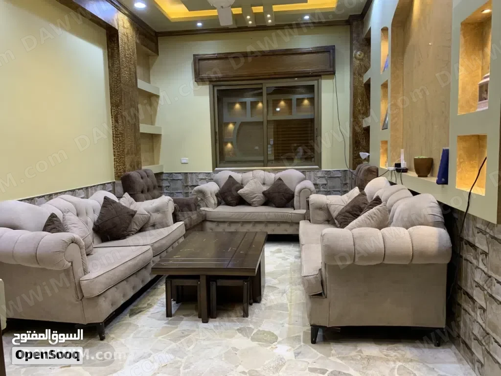 طقم كنبيات مع طاولة