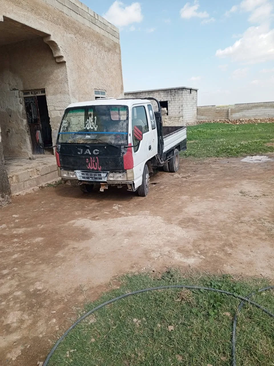 للبيع جاك 1020 بحالة جيدة مع محرك مازدا 2500