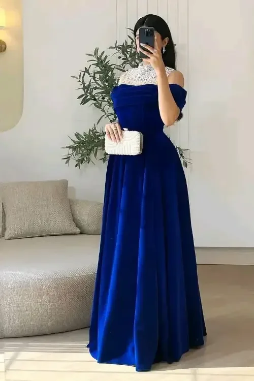 طقم سهرة نسائي أنيق مع تطريز على الرقبة