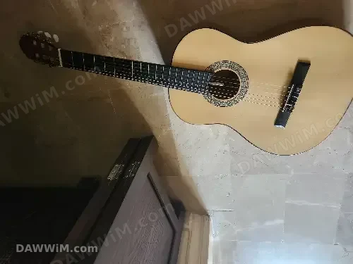 غيتار خشب ممتاز مستعمل للبيع
