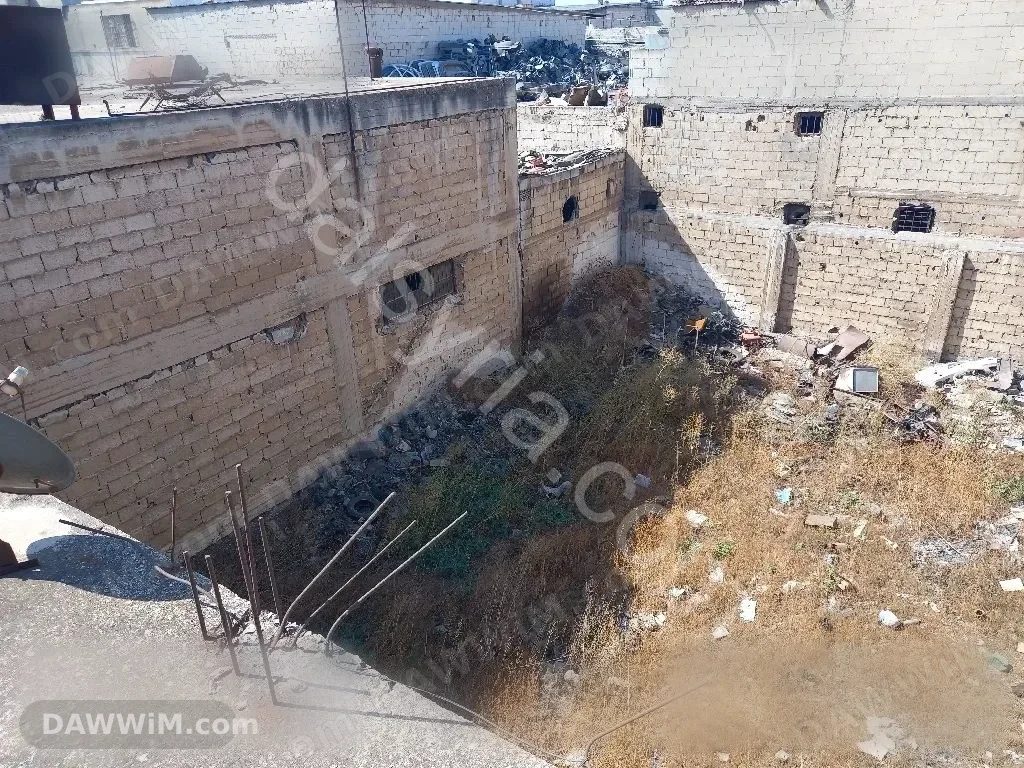 للبيع أرض صناعية ومحل تجاري في حمص