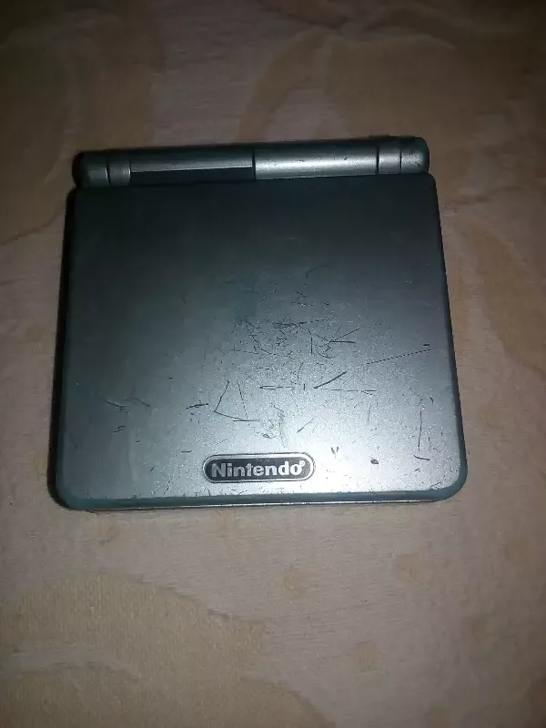 جهاز Game Boy Advance SP معطّل