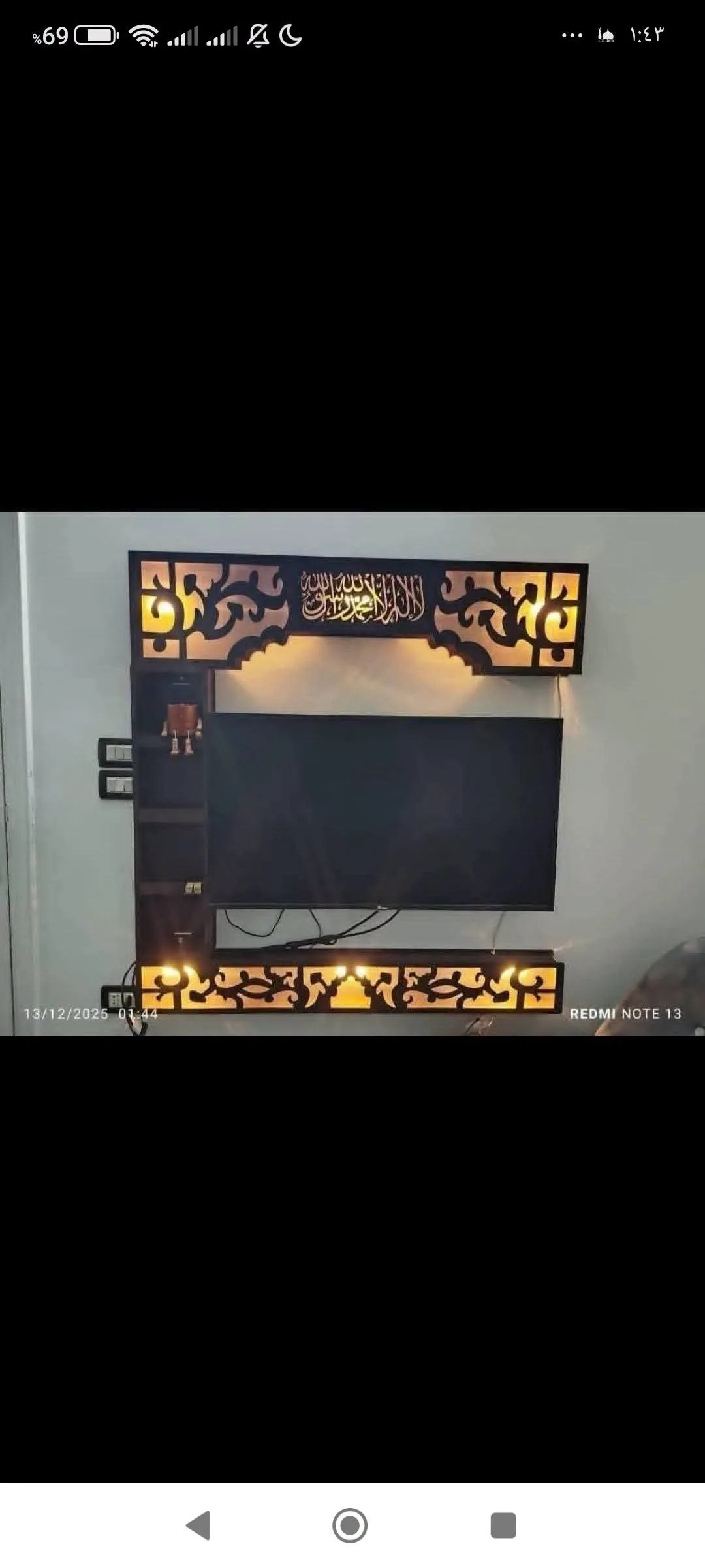 ديكور شاشة مع إضاءة ورفوف جانبية للبيع