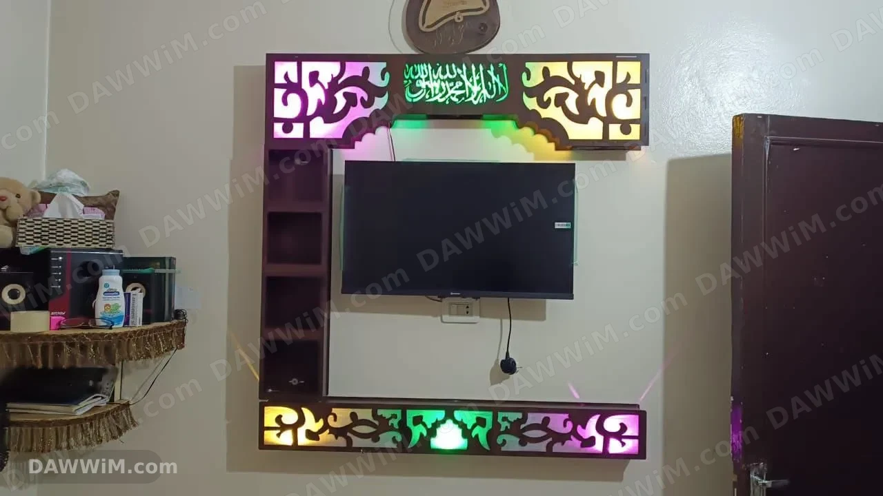 ديكور شاشة مع إضاءة ورفوف جانبية