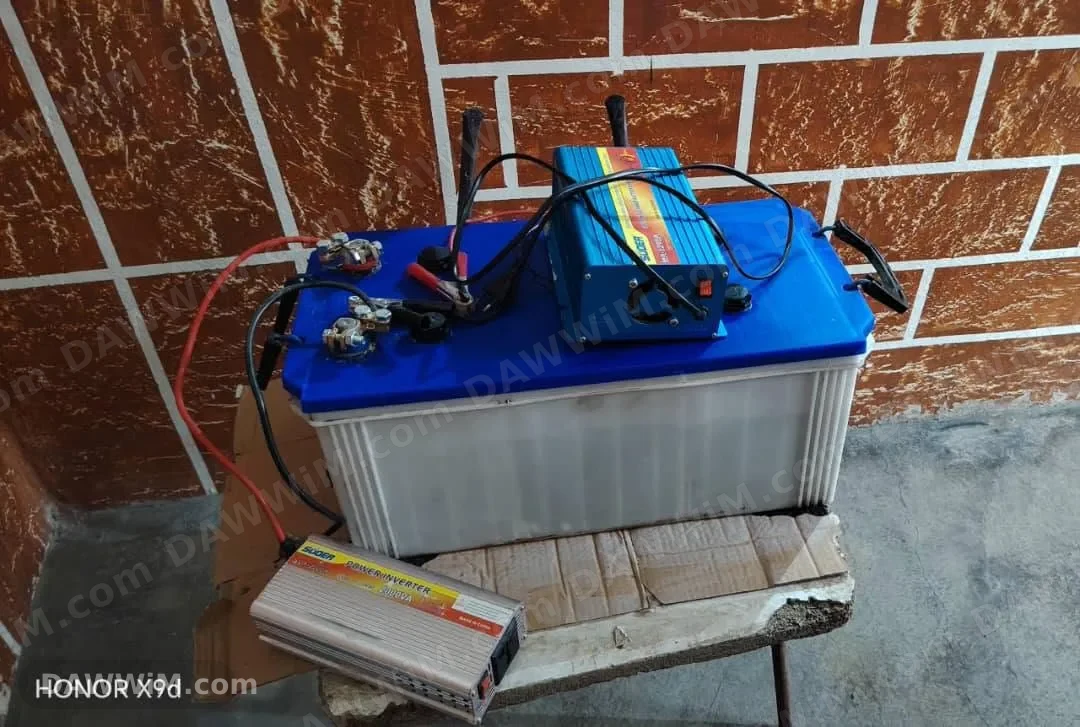 للبيع ديوان و بطارية مع رافع جهد وشاحن