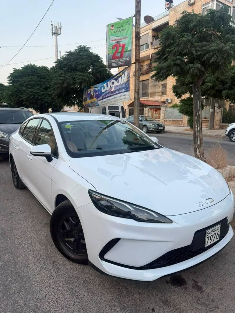 سيارة BYD متاحة للايجار اليومي مع سائق وخدمة توصيل