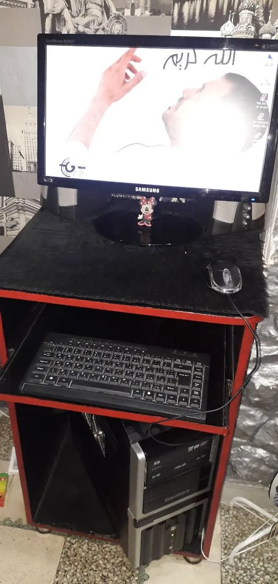 كمبيوتر مستعمل مع ملحقاته وطاولة
